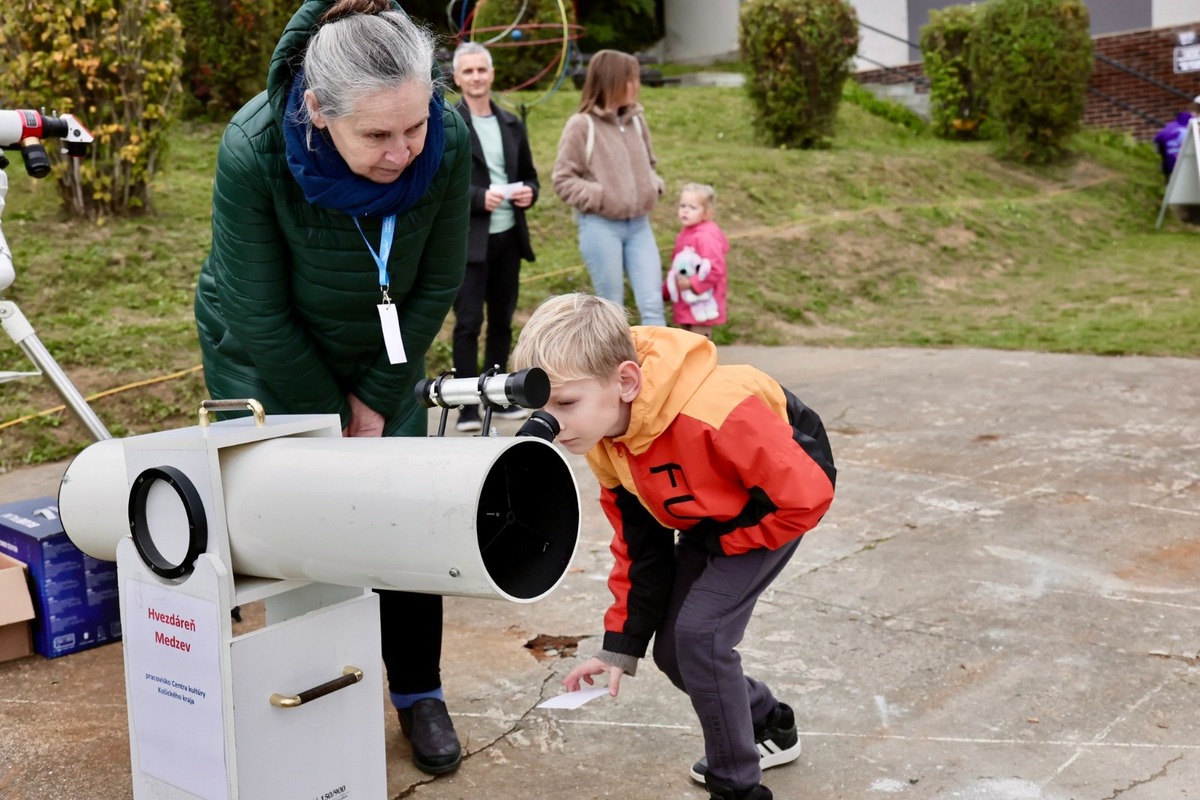 FOTO: Oficiálne otvorenie prvej simulovanej vesmírnej stanice na Slovensku v Rožňave, foto 25
