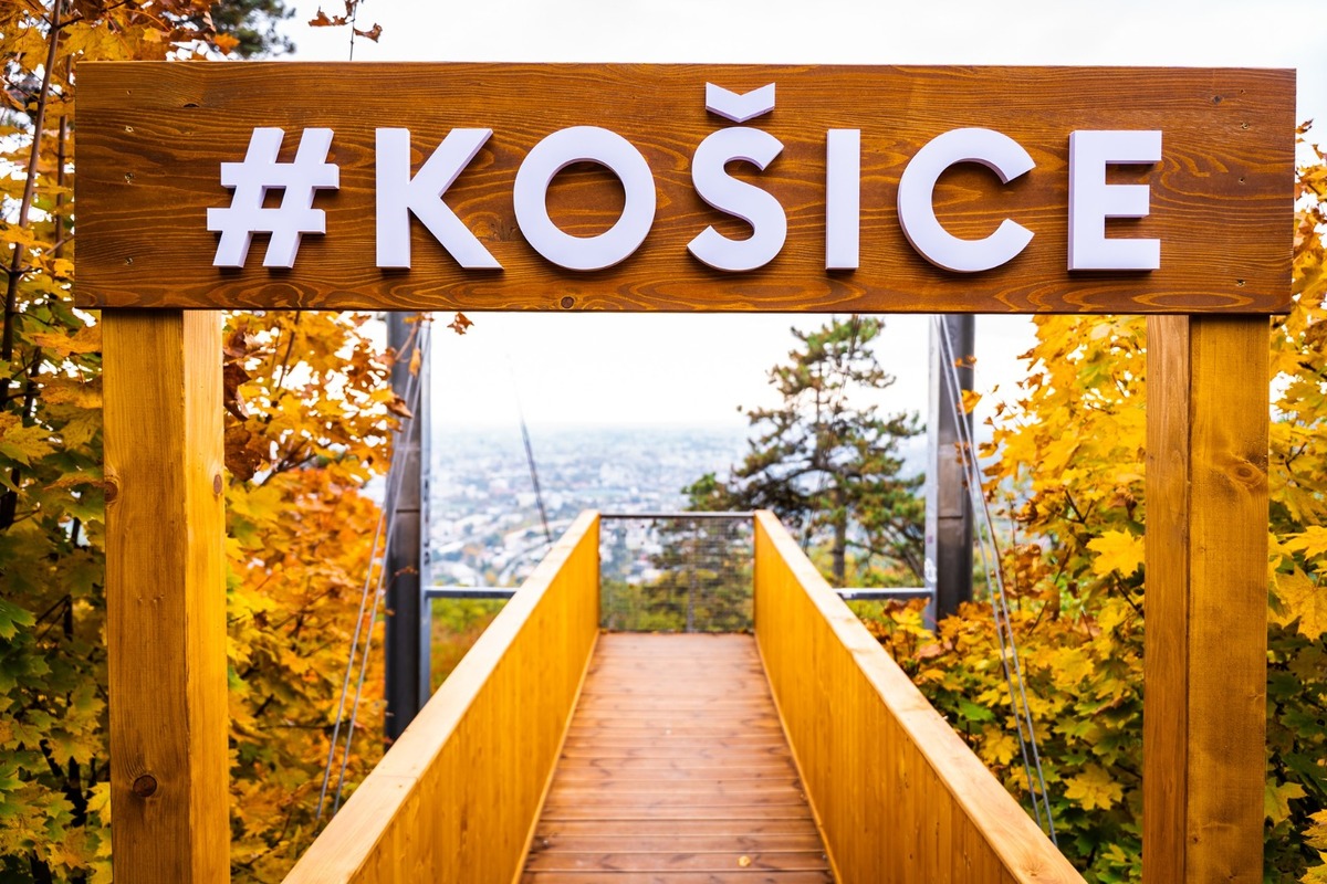 FOTO: Visutá lávka pri Vyhliadkovej veži dostala nový nádych, foto 1