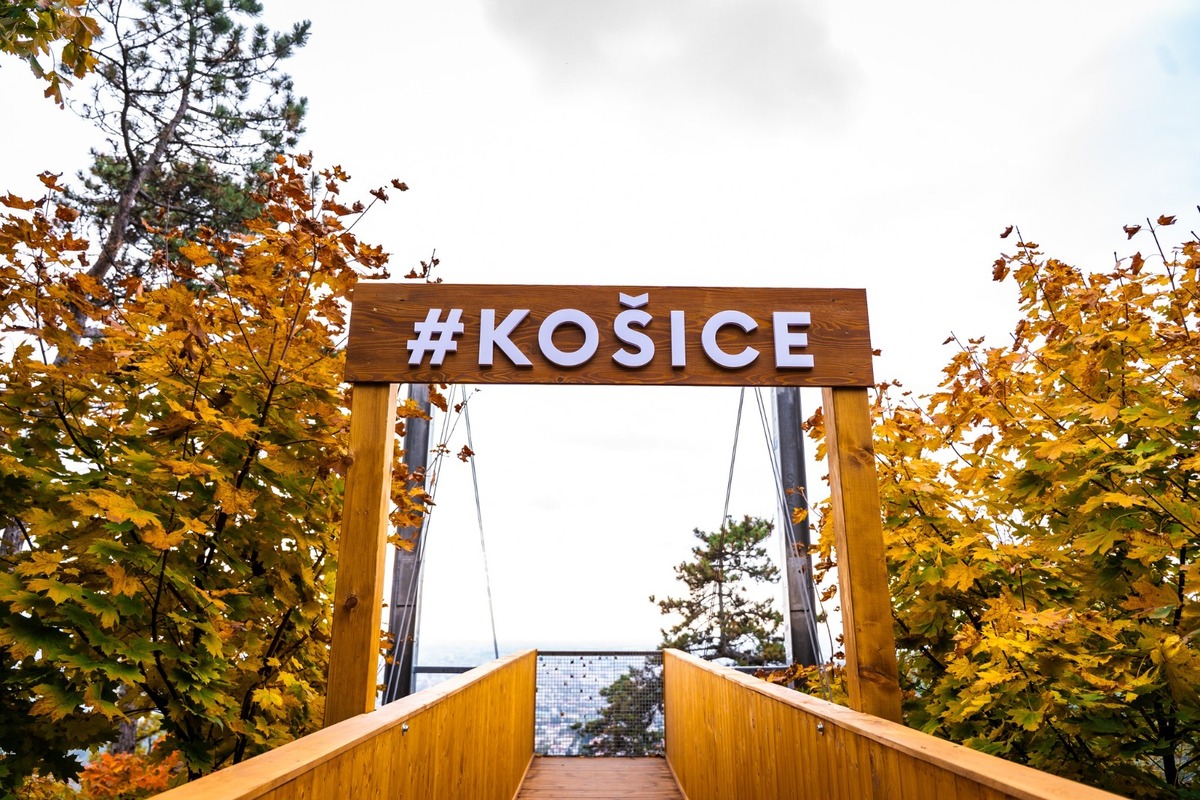 FOTO: Visutá lávka pri Vyhliadkovej veži dostala nový nádych, foto 2