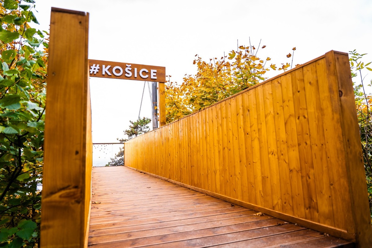 FOTO: Visutá lávka pri Vyhliadkovej veži dostala nový nádych, foto 3