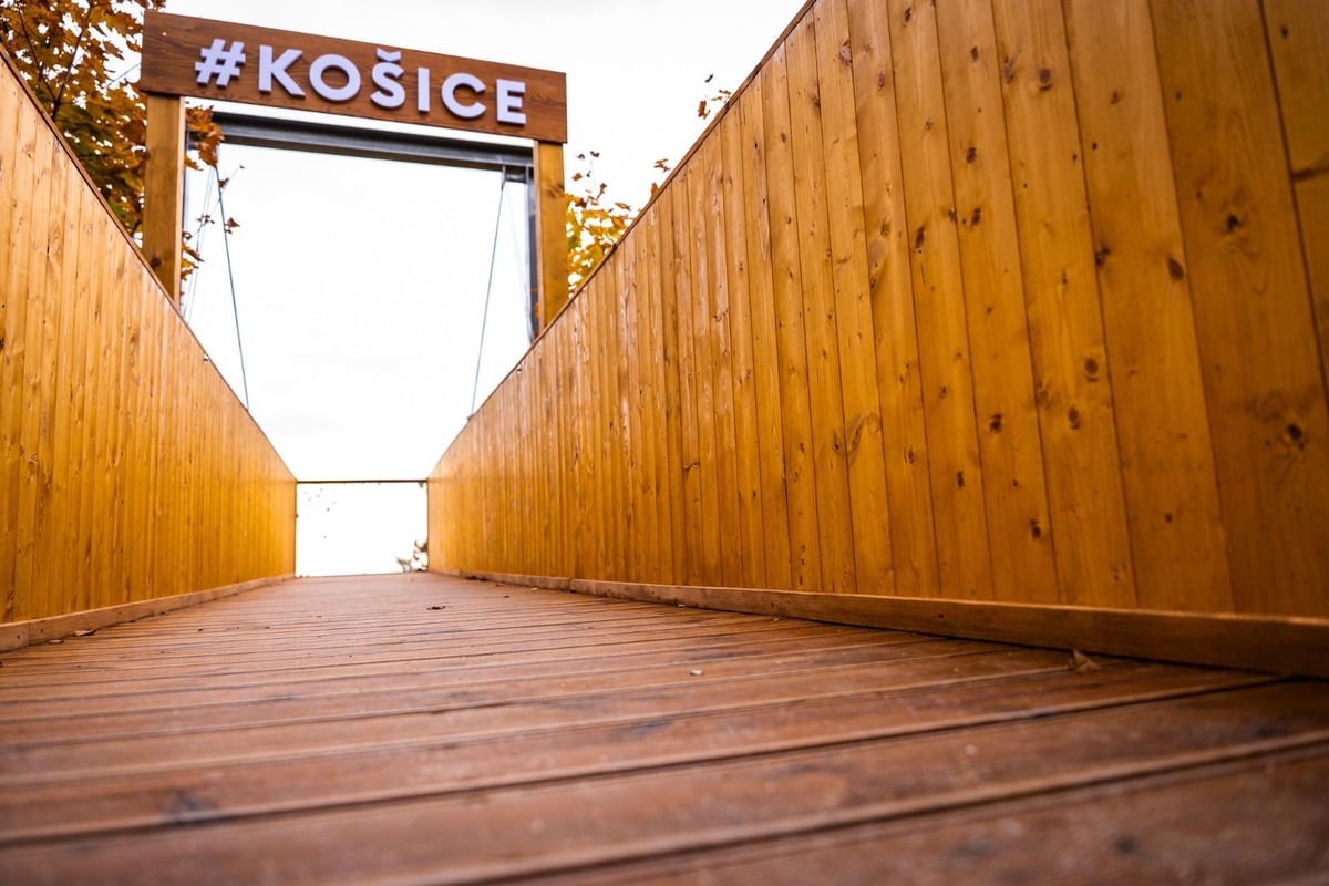 FOTO: Visutá lávka pri Vyhliadkovej veži dostala nový nádych, foto 7