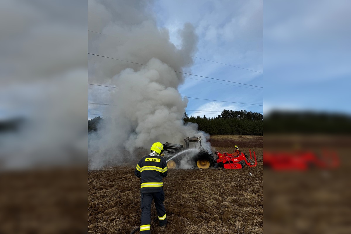 FOTO: Traktor na poli v Harichovciach pohltili plamene, foto 2