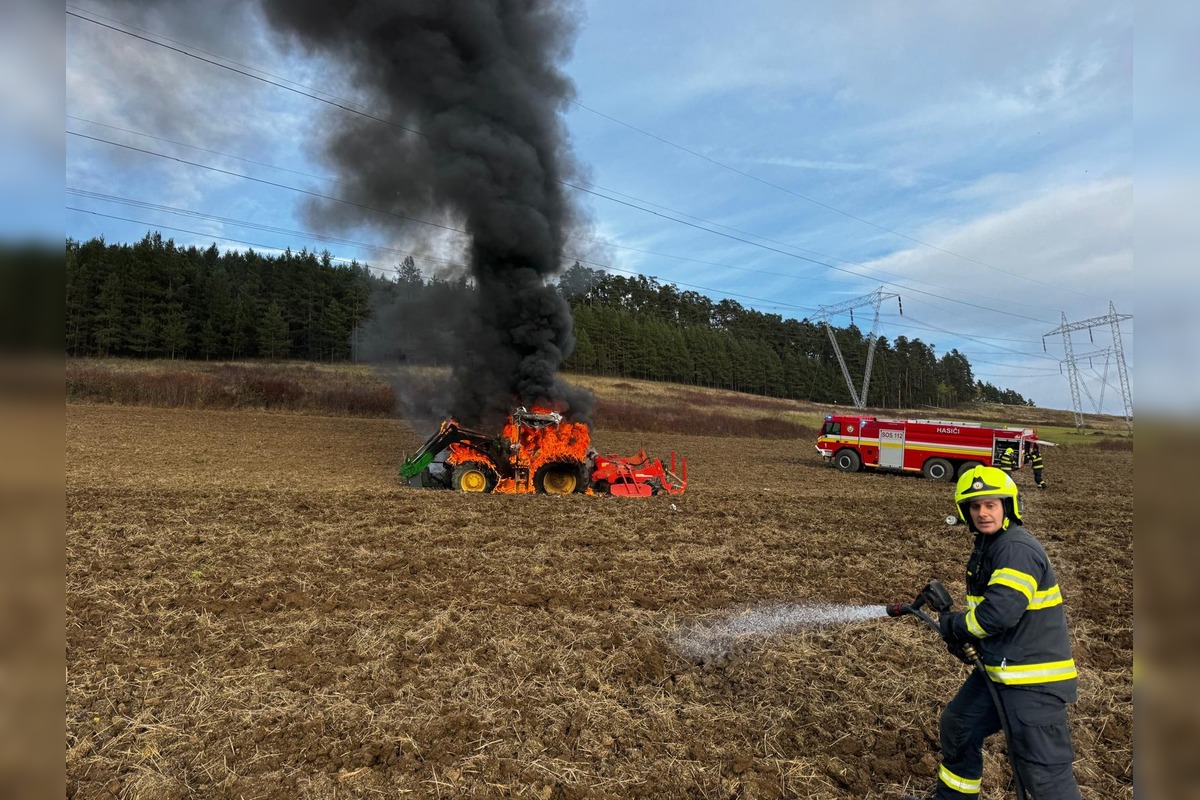 FOTO: Traktor na poli v Harichovciach pohltili plamene, foto 3