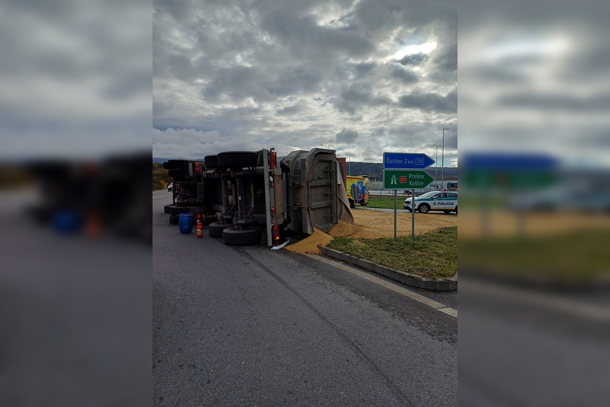FOTO: Na kruháči pri Bidovciach sa prevrátil nákladiak s obilím, foto 2