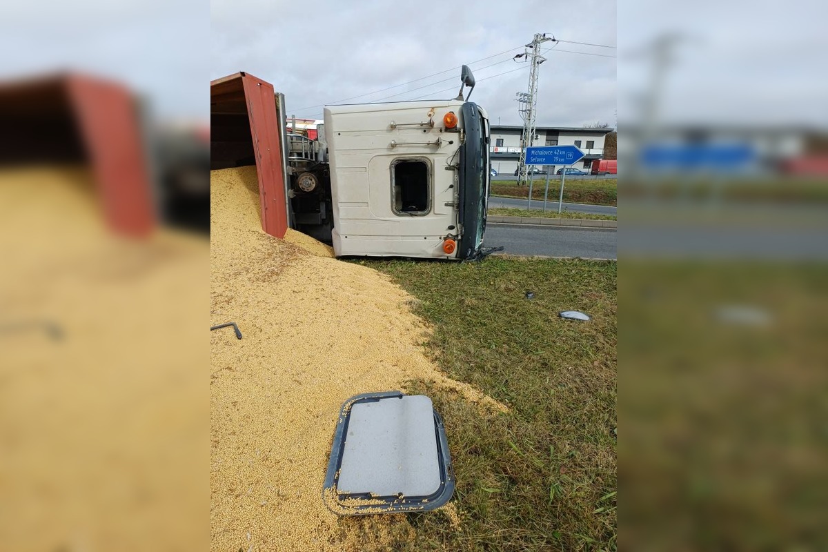 FOTO: Na kruháči pri Bidovciach sa prevrátil nákladiak s obilím, foto 3