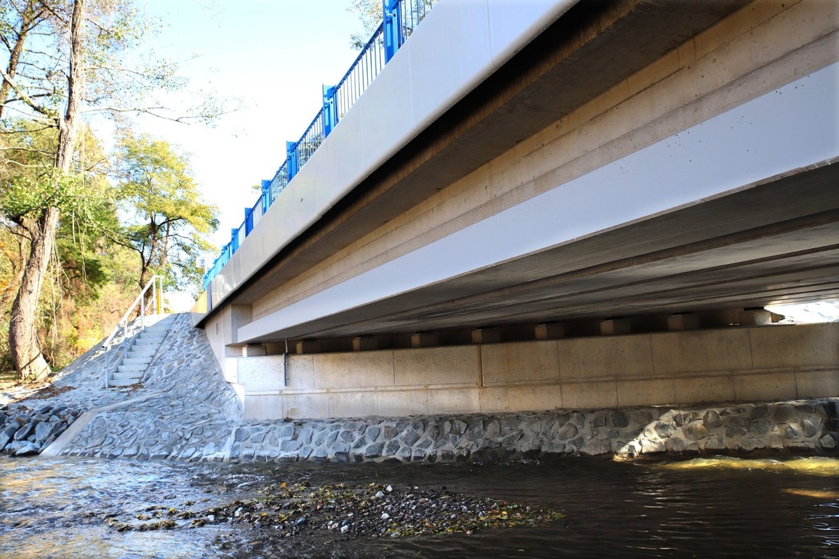 FOTO: Po necelom roku dokončili opravu mosta pri obci Debraď, foto 11