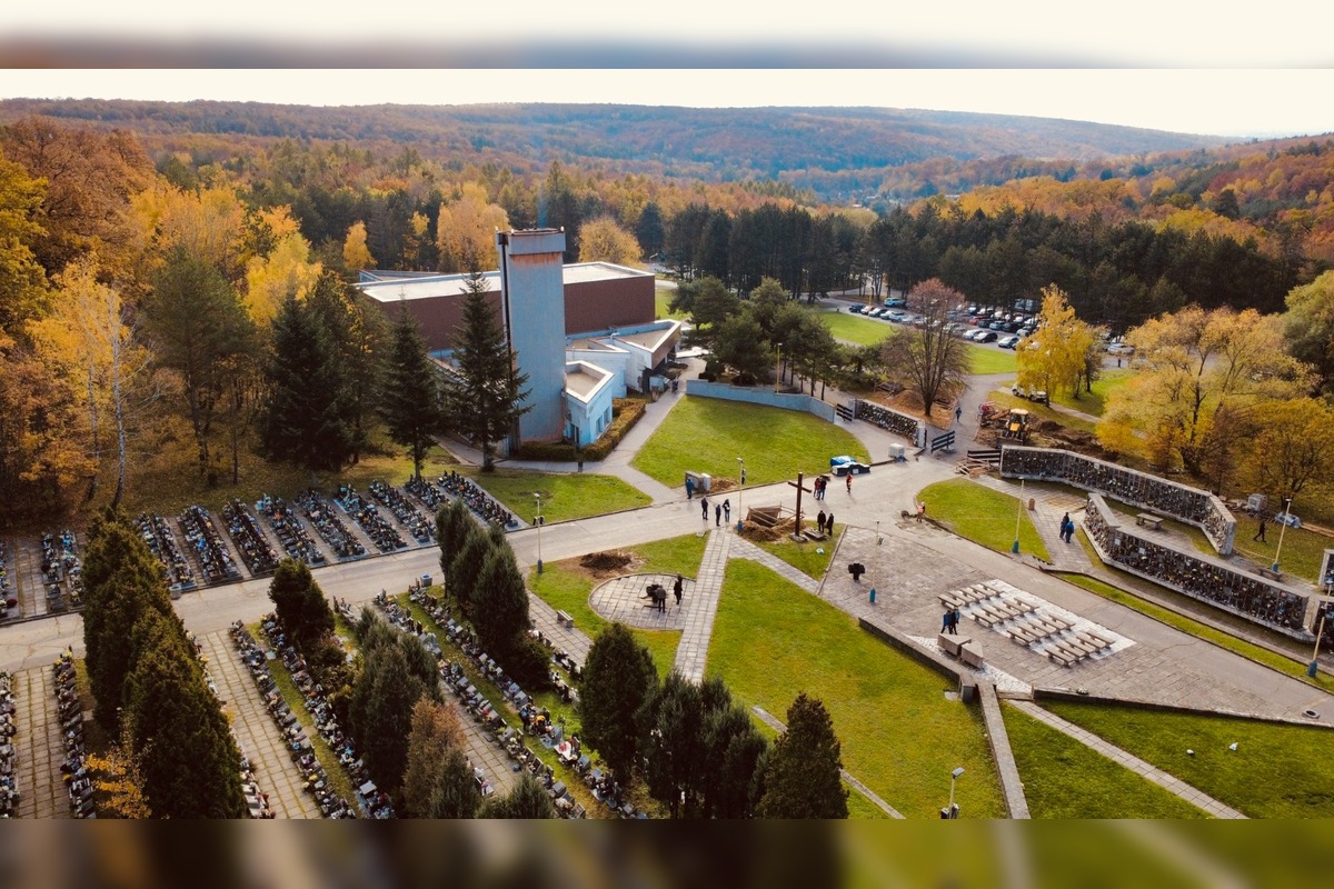 FOTO: Verejný cintorín v Košiciach je pripravený na Dušičky, foto 3