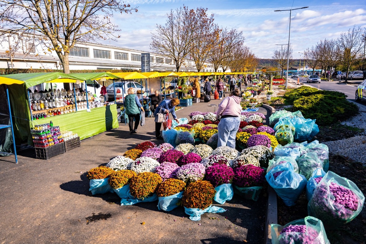 FOTO: Verejný cintorín v Košiciach je pripravený na Dušičky, foto 8