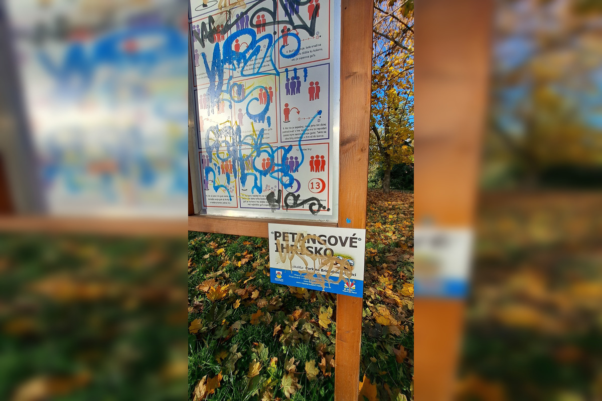 FOTO: Na Terase sa terčom vandalov stalo petangové ihrisko, foto 1