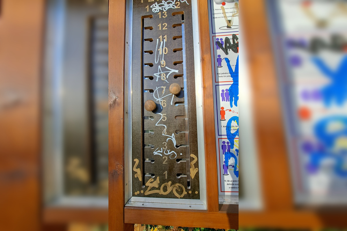 FOTO: Na Terase sa terčom vandalov stalo petangové ihrisko, foto 3