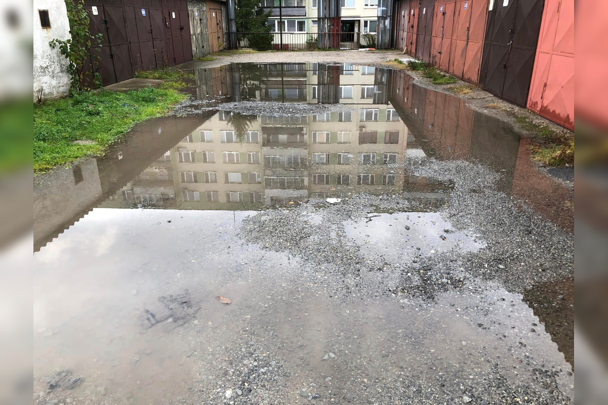 FOTO: Na košickej Terase to pred garážami po daždi vyzerá ako na Bukovci, foto 2