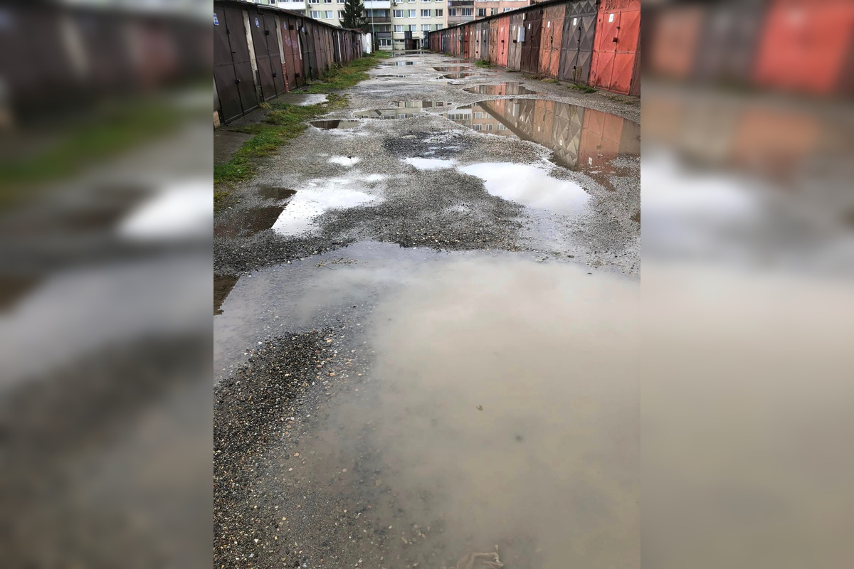 FOTO: Na košickej Terase to pred garážami po daždi vyzerá ako na Bukovci, foto 3