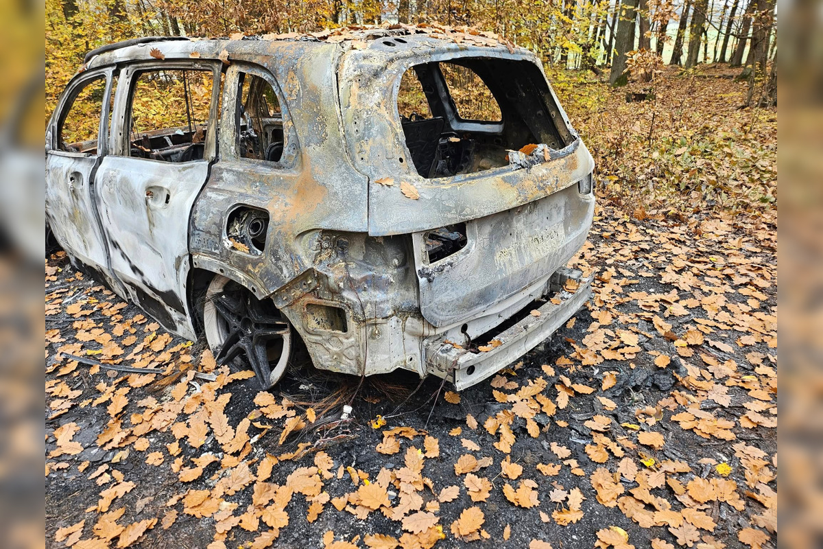 FOTO: Uprostred lesa v blízkosti Malej Idy smerom na Bukovec objavili turisti do tla zhorené auto, foto 2