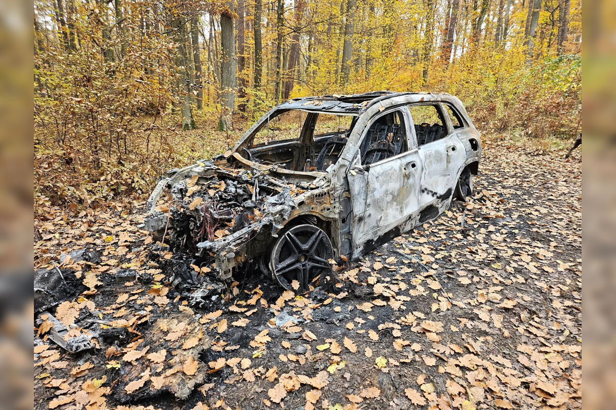 FOTO: Uprostred lesa v blízkosti Malej Idy smerom na Bukovec objavili turisti do tla zhorené auto, foto 3