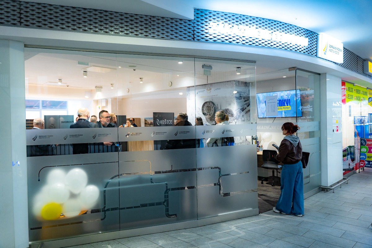 FOTO: Na košickej Železničnej stanici otvorili nové predajné miesto DPMK, foto 8