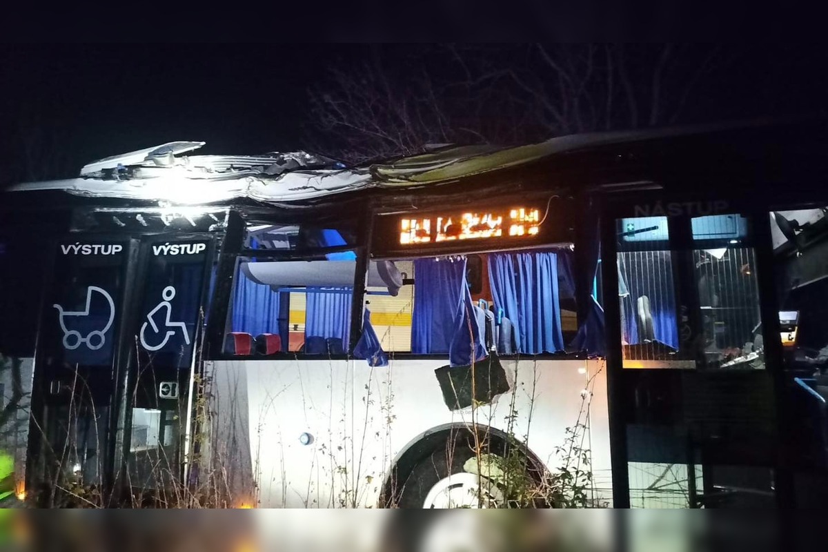 FOTO: Autobus narazil do stromu medzi Mokrancami a Čečejovcami, foto 1