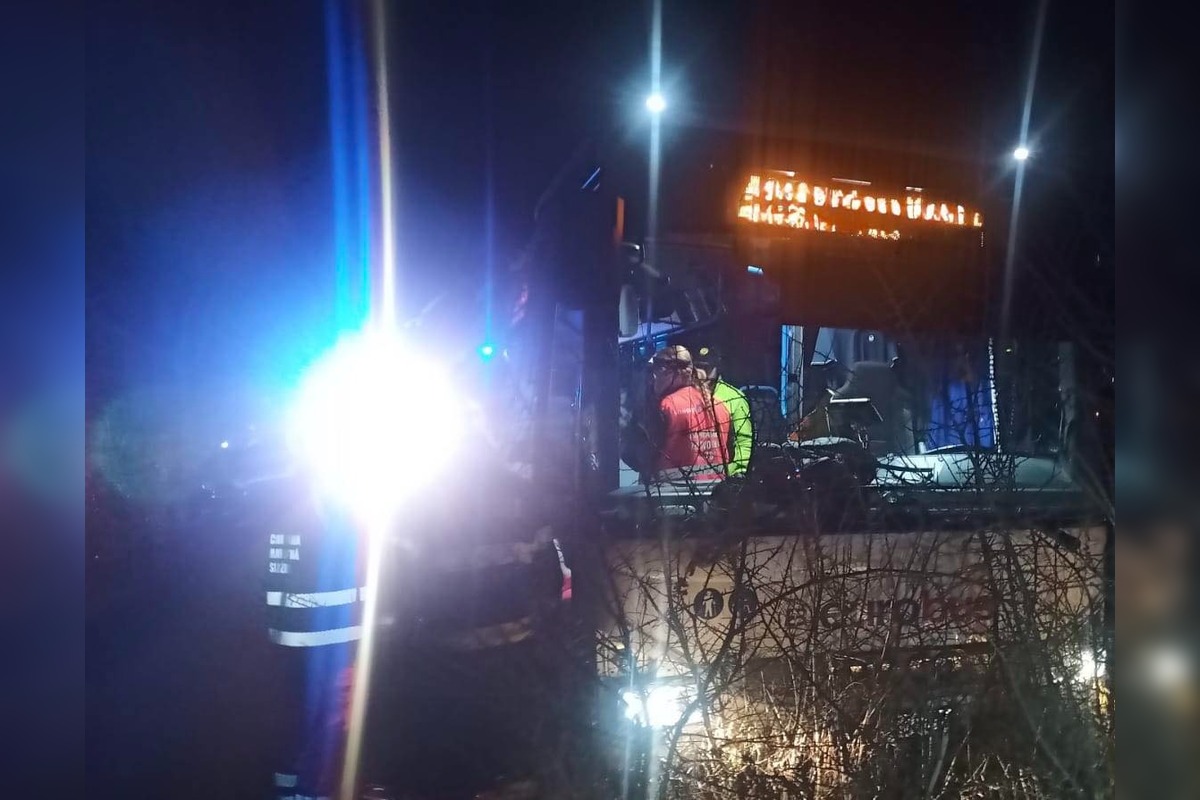 FOTO: Autobus narazil do stromu medzi Mokrancami a Čečejovcami, foto 2