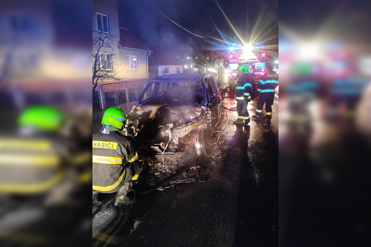 FOTO: V úvode víkendu zasahovali hasiči Košického kraja pri požiari osobného auta v obci Dargov, foto 1