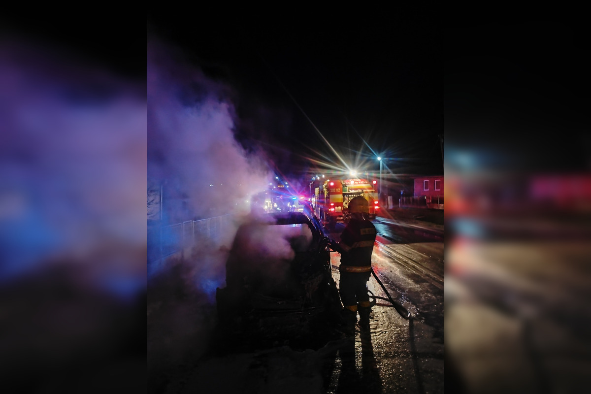 FOTO: V úvode víkendu zasahovali hasiči Košického kraja pri požiari osobného auta v obci Dargov, foto 2