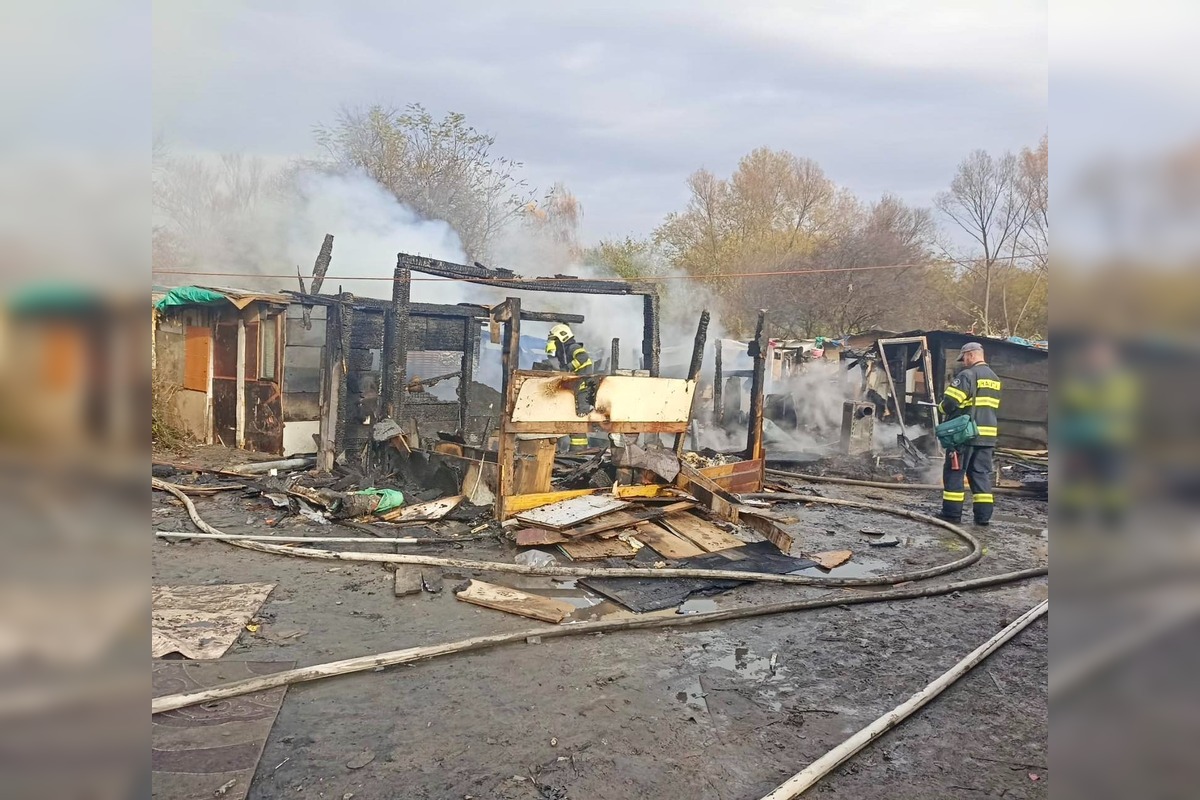 FOTO: Požiar chatrče na Luníku IX pripravil o život dve deti, foto 2