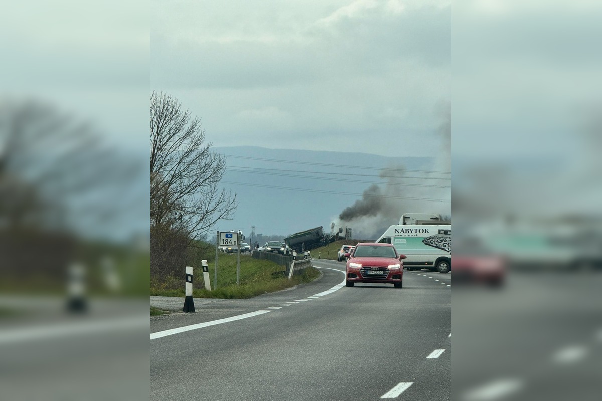 FOTO: Za Moldavou nad Bodvou havaroval kamión, foto 5