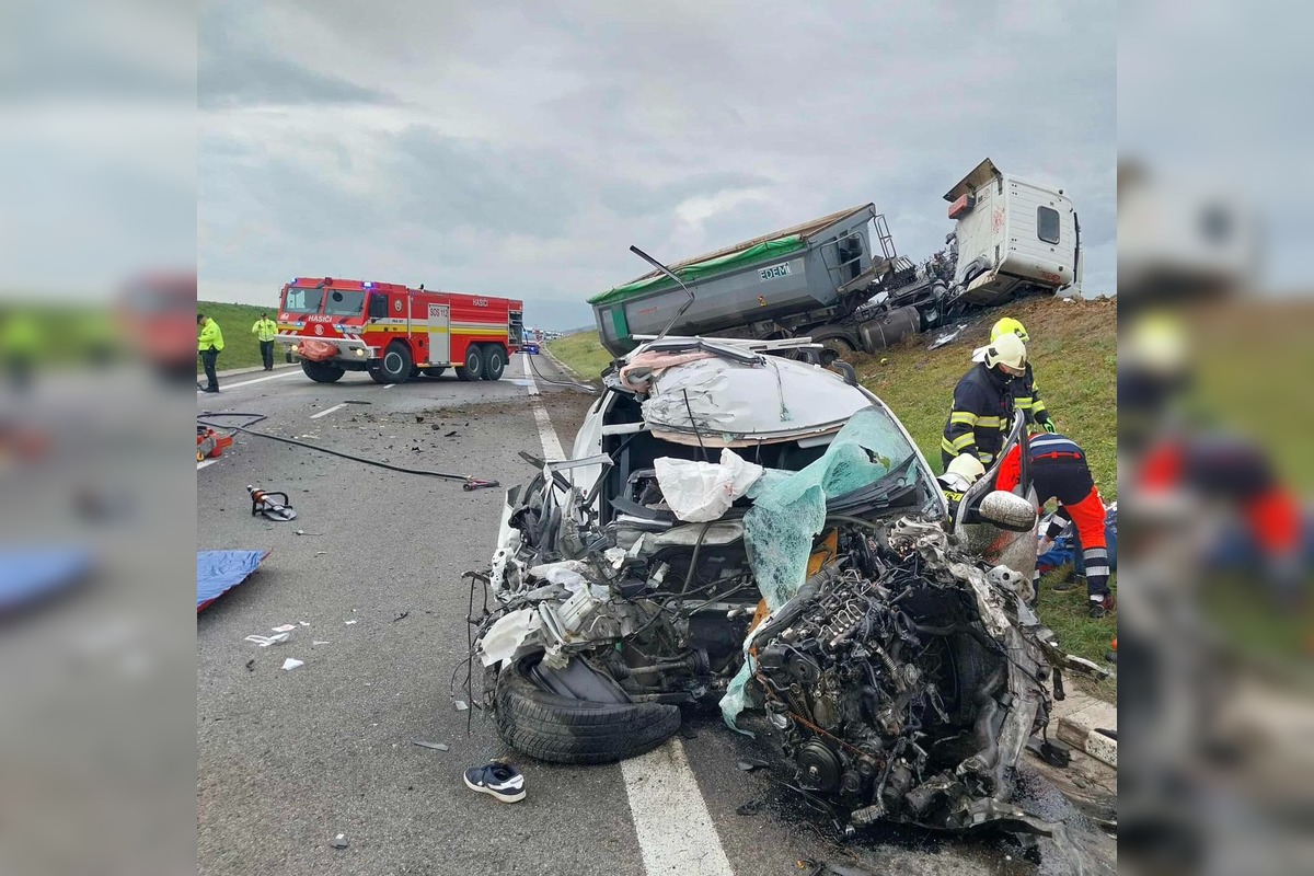 FOTO: Za Moldavou nad Bodvou havaroval kamión, foto 6
