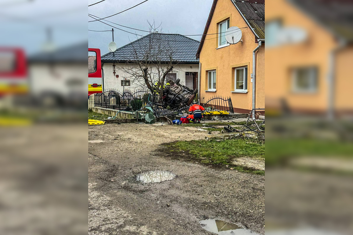 FOTO: V obci Zemplínske Jastrabie došlo k vážnej dopravnej nehode, foto 2