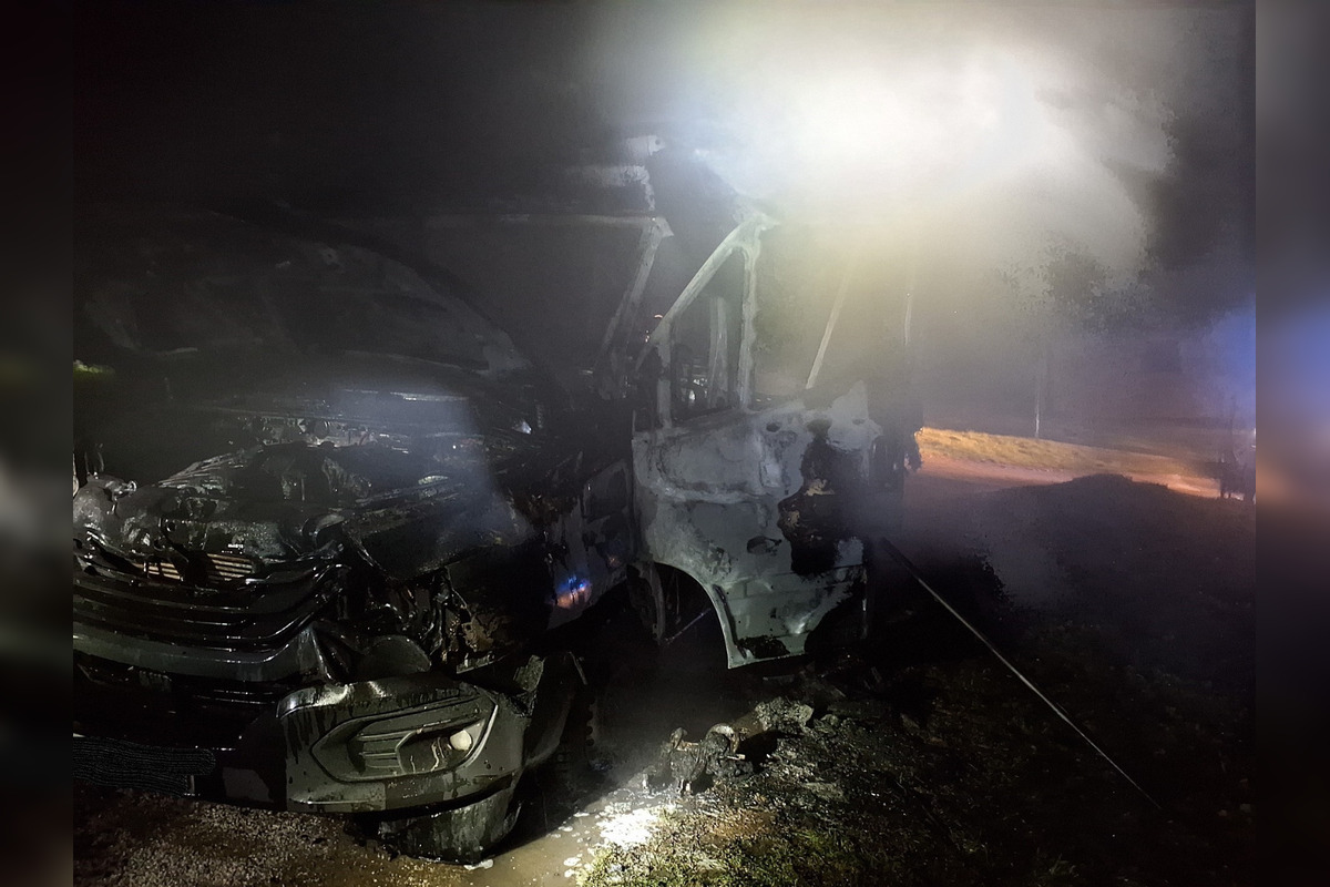 FOTO: Hasiči aj policajti Košického kraja zasahovali v jeden večer pri dvoch náročných požiaroch, foto 1