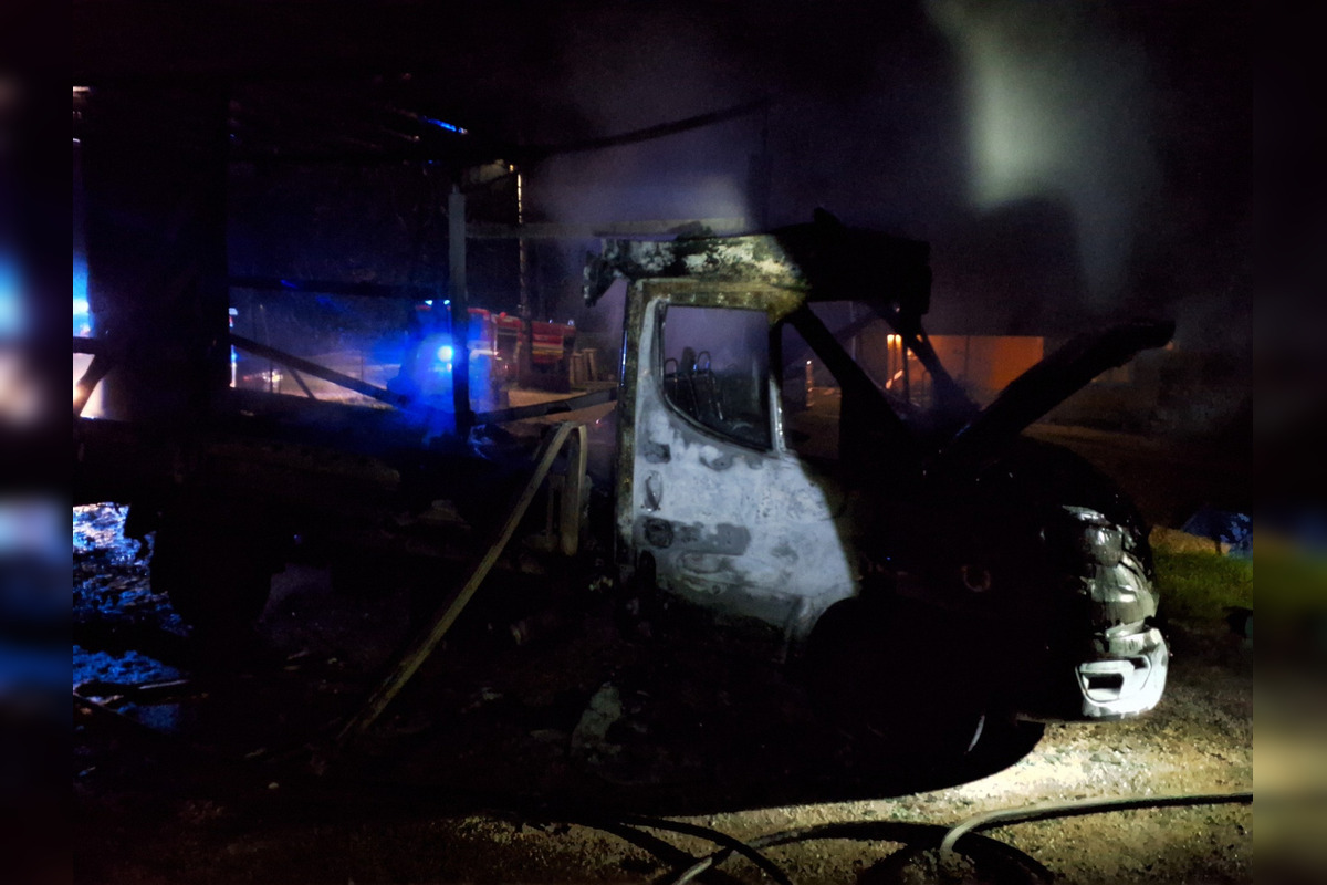 FOTO: Hasiči aj policajti Košického kraja zasahovali v jeden večer pri dvoch náročných požiaroch, foto 3