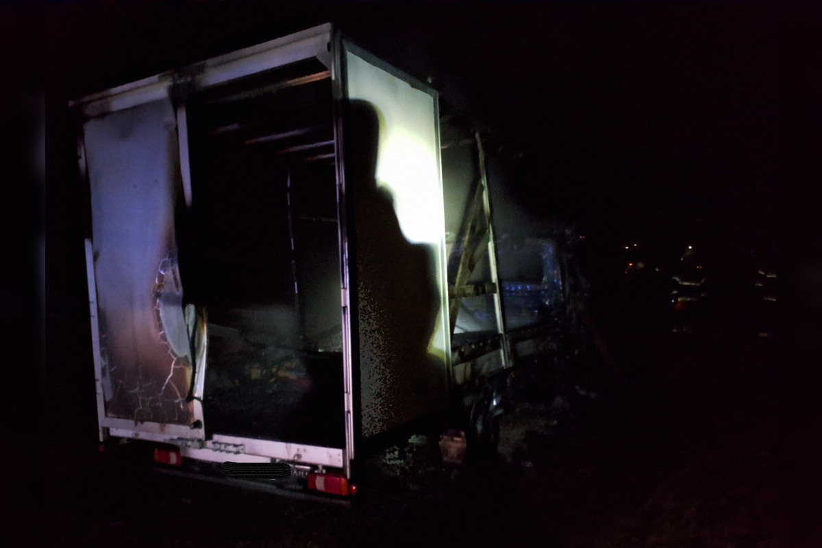 FOTO: Hasiči aj policajti Košického kraja zasahovali v jeden večer pri dvoch náročných požiaroch, foto 4