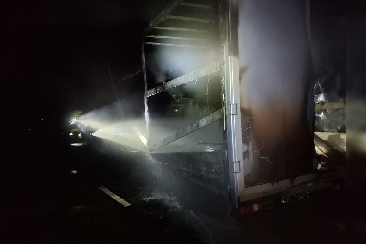 FOTO: Hasiči aj policajti Košického kraja zasahovali v jeden večer pri dvoch náročných požiaroch, foto 5