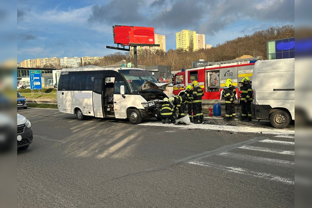 FOTO: Na Prešovskej ceste sa zrazila dodávka so škôlkarským mikrobusom, foto 3