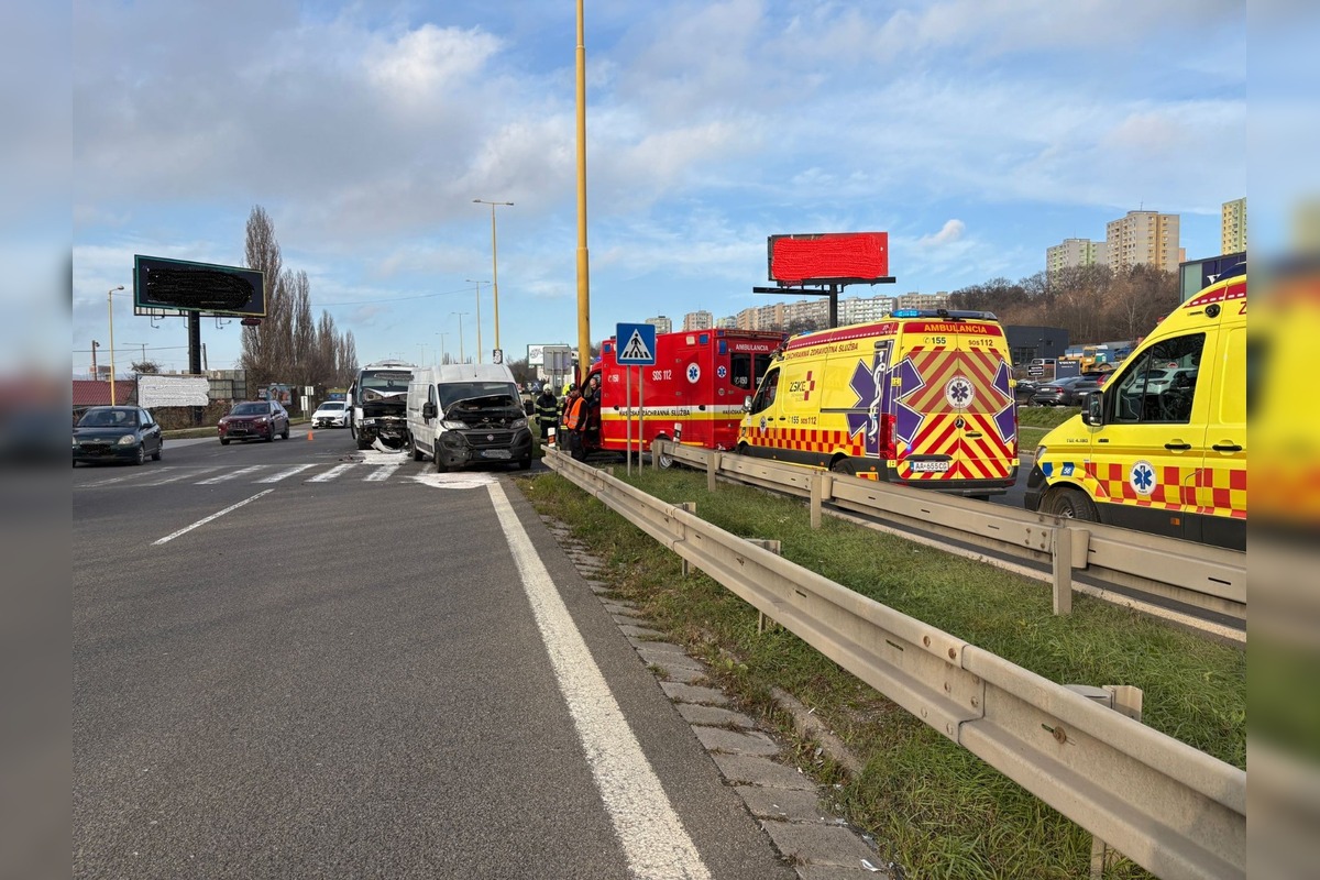 FOTO: Na Prešovskej ceste sa zrazila dodávka so škôlkarským mikrobusom, foto 4