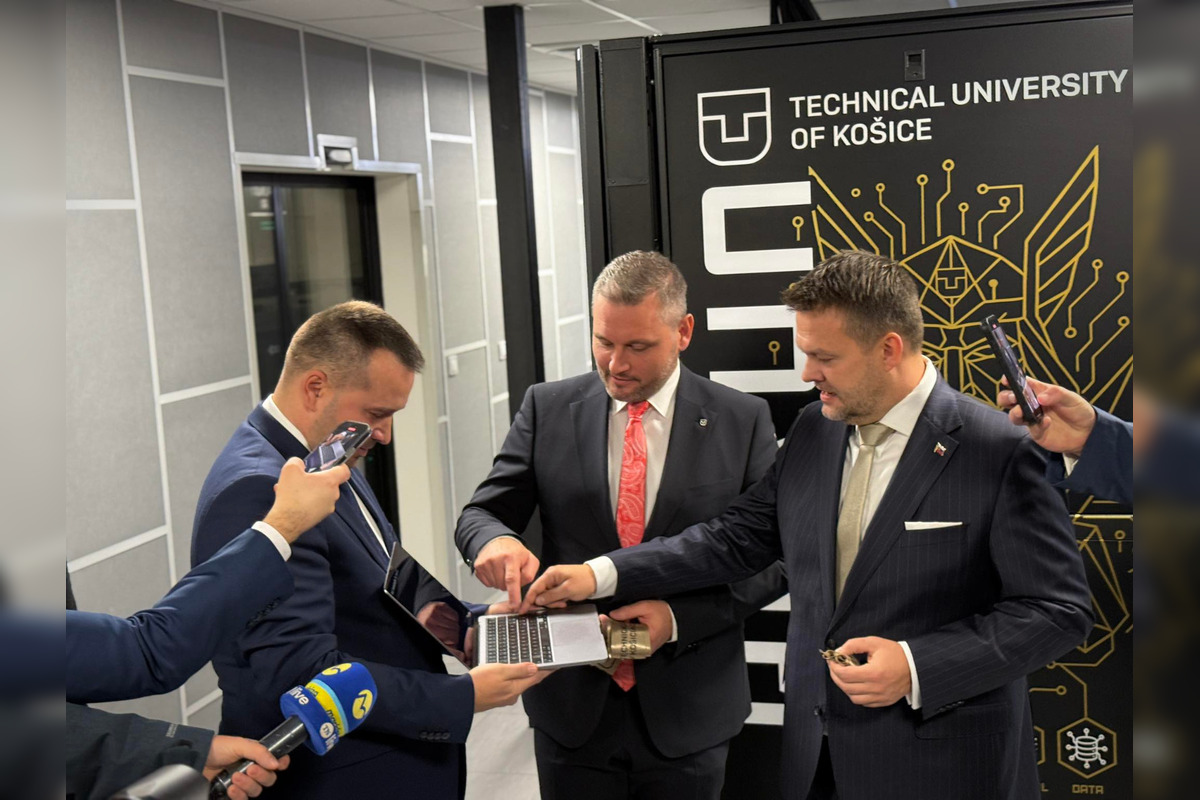 FOTO: Na TUKE slávnostne spustili druhý superpočítač na Slovensku , foto 3