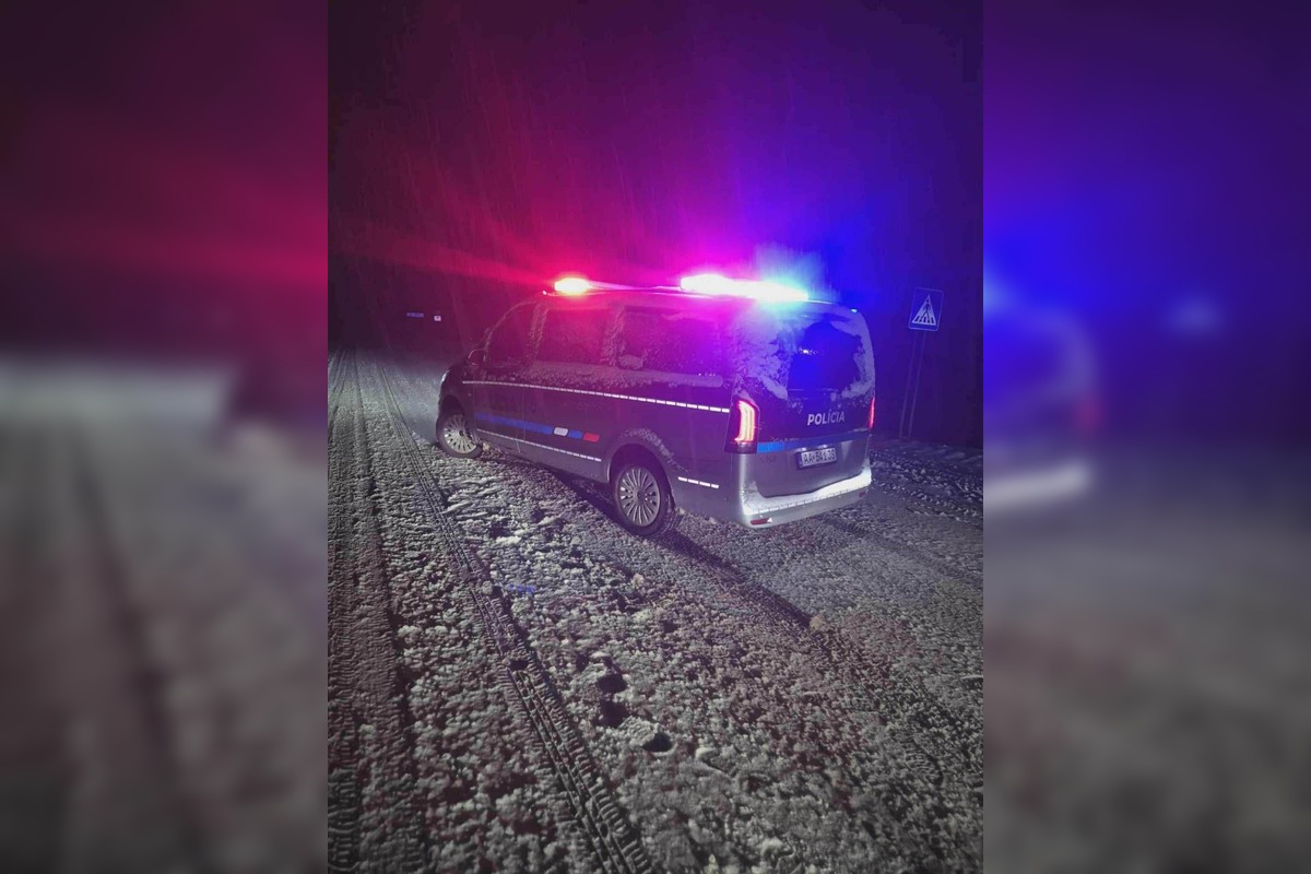 FOTO: Sneh komplikuje dopravu v Rožňavskom okrese, foto 2