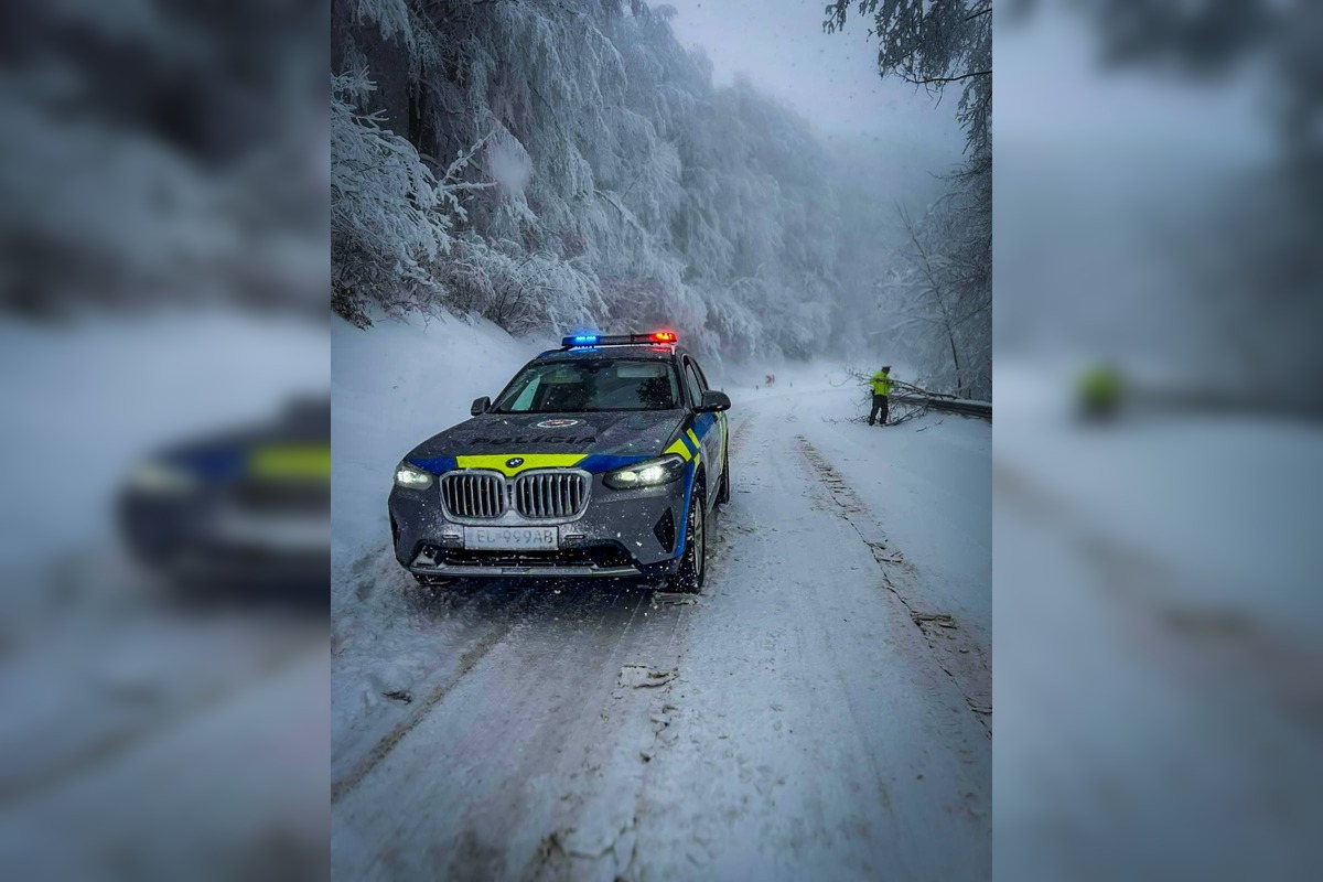 FOTO: Sneh komplikuje dopravu v Rožňavskom okrese, foto 4