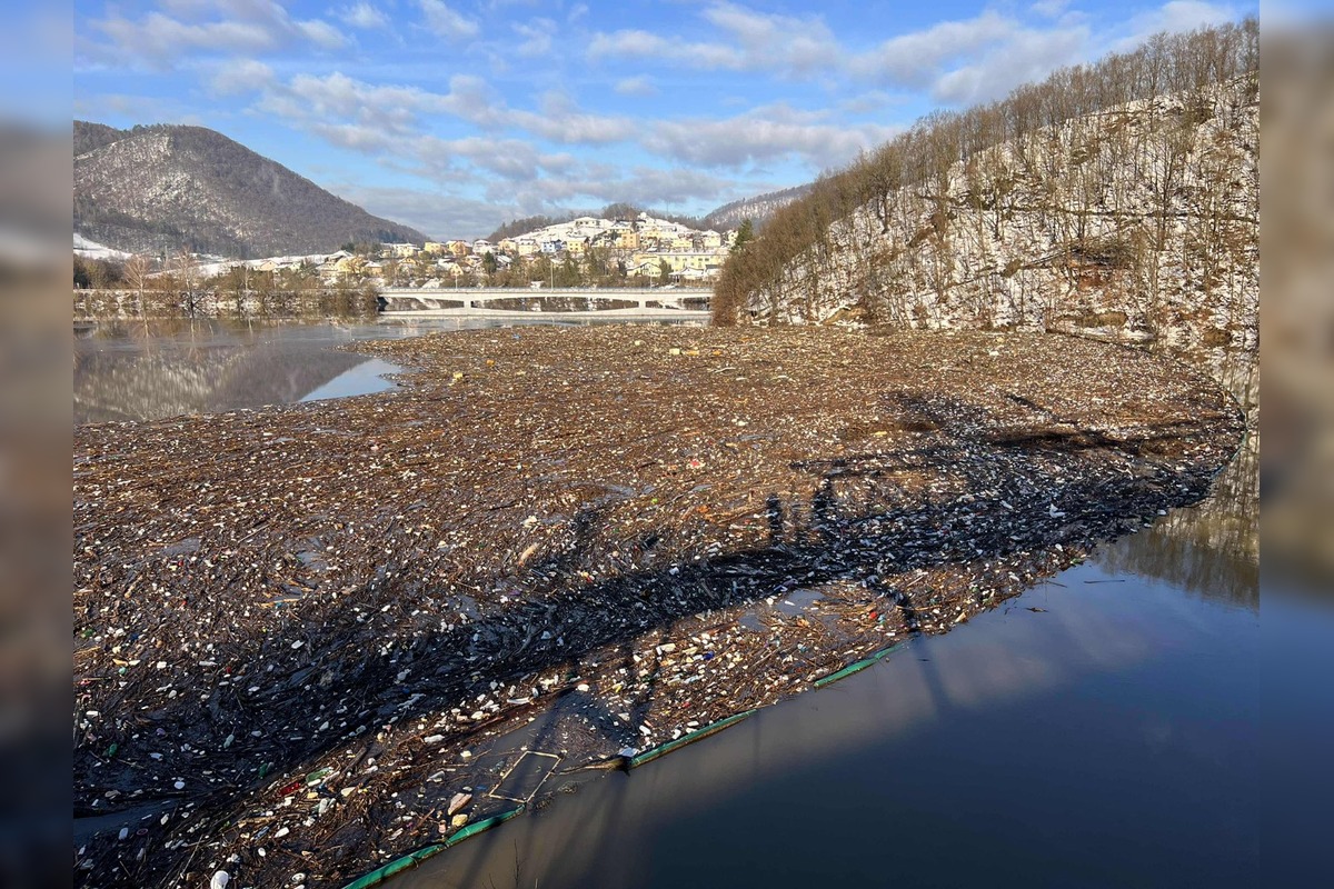 FOTO: Smutný pohľad na Ružín, vytiahli z neho tony odpadu, foto 2