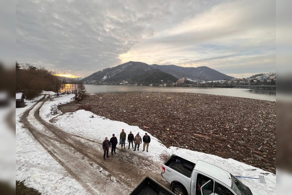 FOTO: Smutný pohľad na Ružín, vytiahli z neho tony odpadu, foto 3