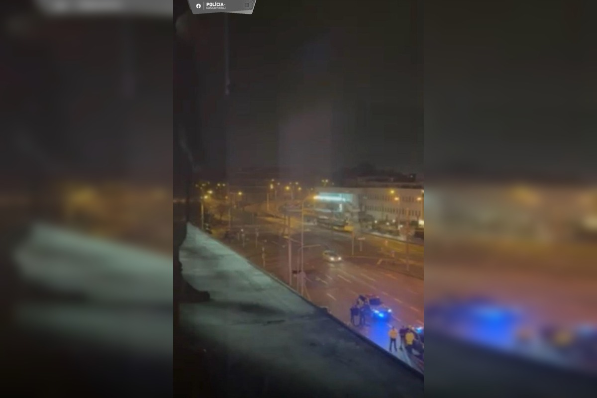 FOTO: Záchranná akcia v košickom Auparku, muž sa prechádzal po okne, foto 1