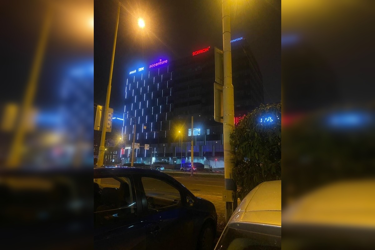 FOTO: Záchranná akcia v košickom Auparku, muž sa prechádzal po okne, foto 2