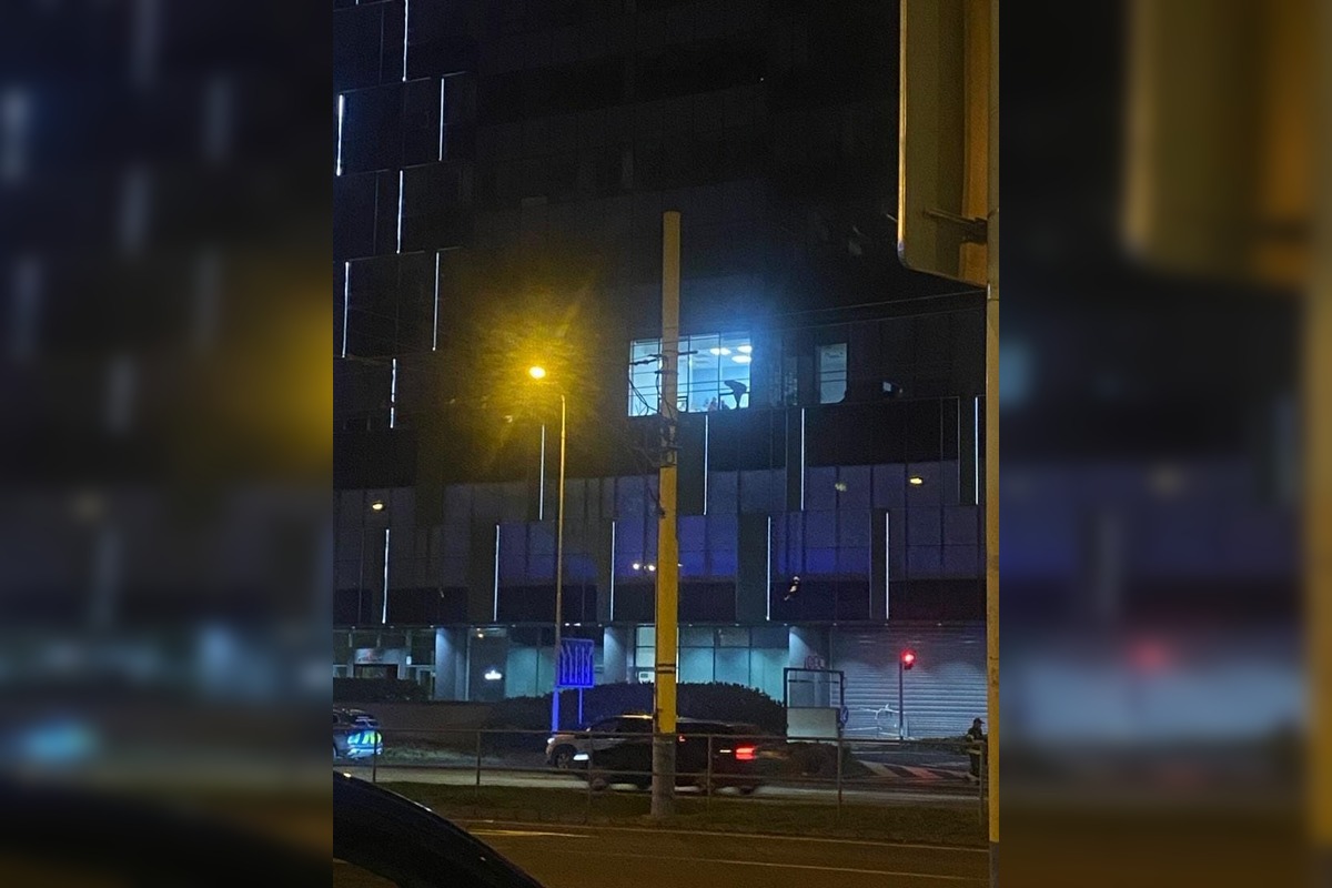 FOTO: Záchranná akcia v košickom Auparku, muž sa prechádzal po okne, foto 3