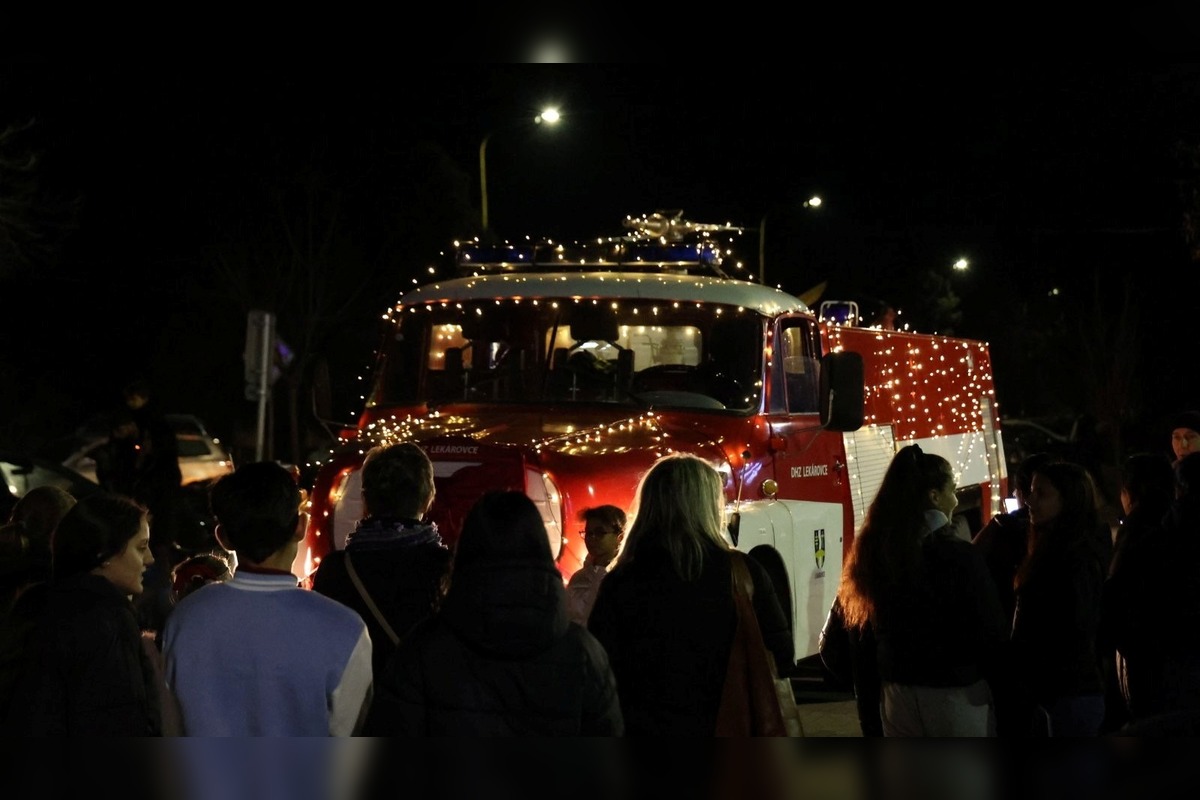 FOTO: Mikuláš dorazil do Košíc na koči, traktore aj lietadlom, foto 4