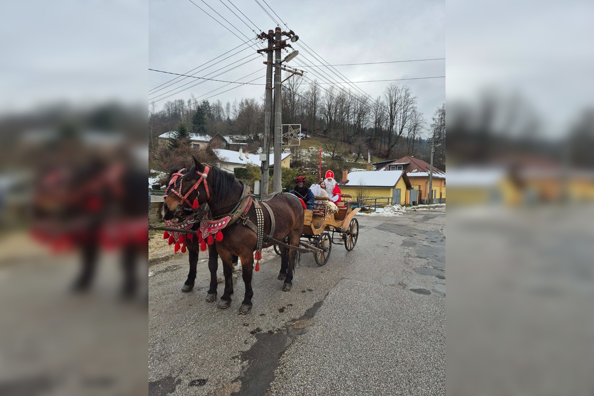 FOTO: Mikuláš dorazil do Košíc na koči, traktore aj lietadlom, foto 5