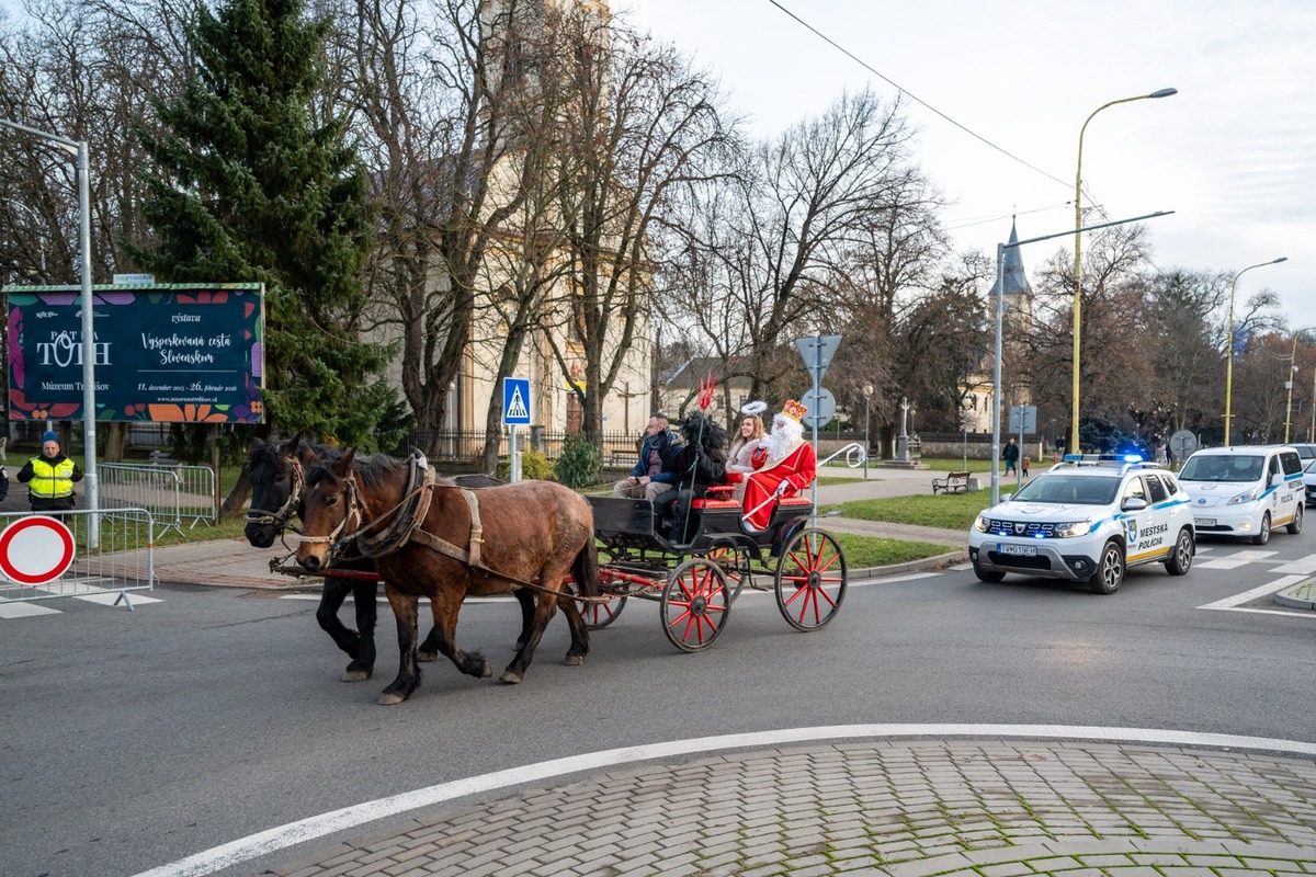 FOTO: Mikuláš dorazil do Košíc na koči, traktore aj lietadlom, foto 6