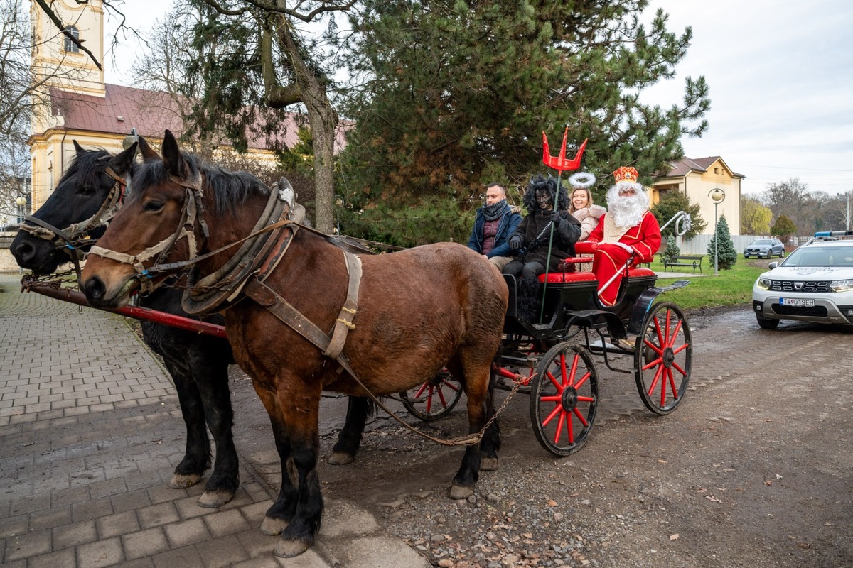 FOTO: Mikuláš dorazil do Košíc na koči, traktore aj lietadlom, foto 7