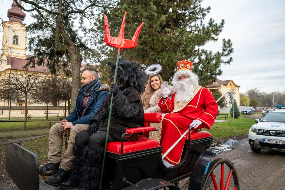 FOTO: Mikuláš dorazil do Košíc na koči, traktore aj lietadlom, foto 8