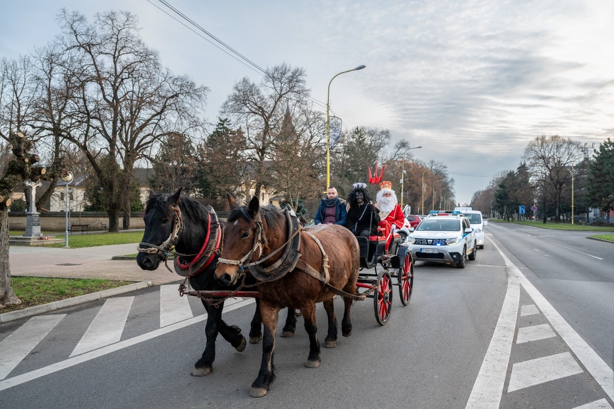 FOTO: Mikuláš dorazil do Košíc na koči, traktore aj lietadlom, foto 9