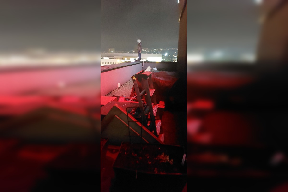 FOTO: Záchranná akcia v košickom Auparku, muž sa prechádzal po okne, foto 4