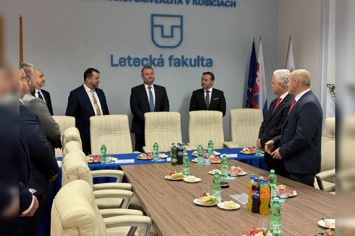 FOTO: Študenti v programe Riadenie letovej prevádzky majú k dispozícii moderné simulátory, foto 1