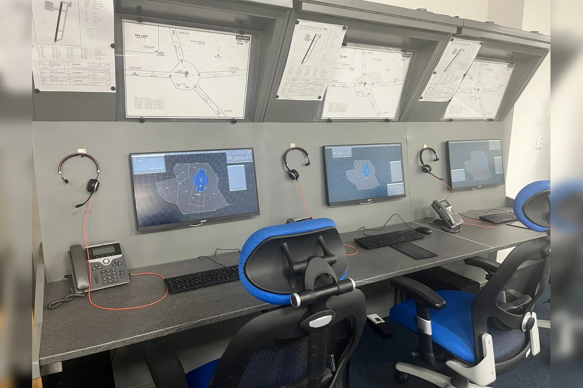 FOTO: Študenti v programe Riadenie letovej prevádzky majú k dispozícii moderné simulátory, foto 6